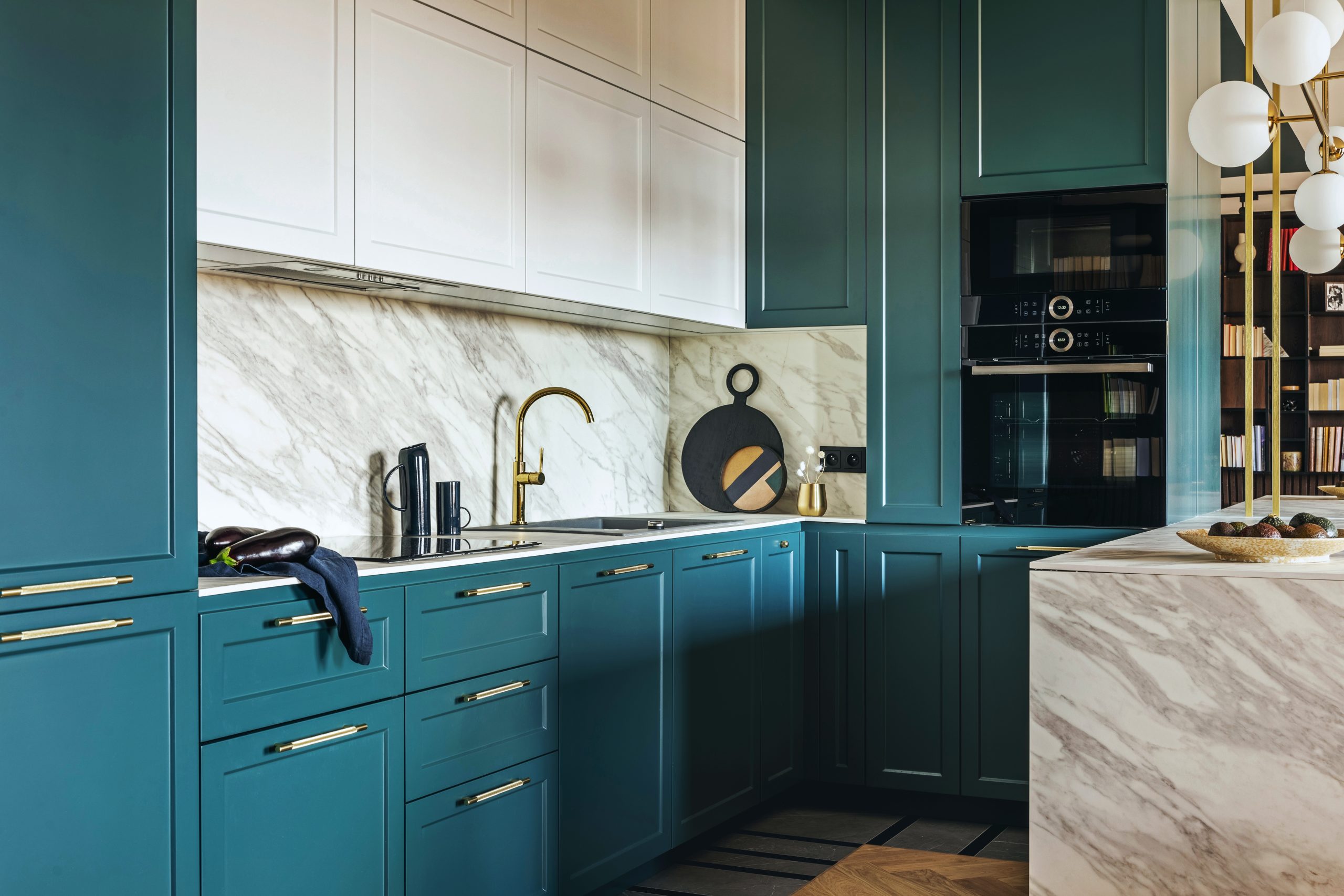 Kitchen Cabinet Painter Toronto: Two toned cabinets in turqoise and white.