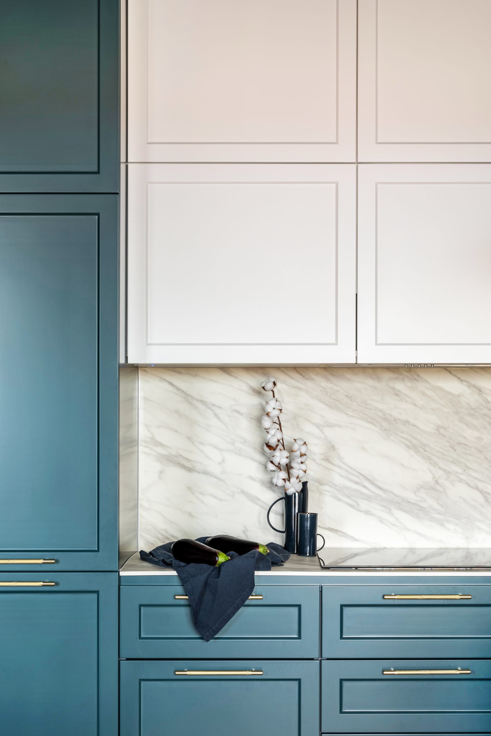 Kitchen Cabinet Painter Toronto: Two toned cabinets in turqoise and white.